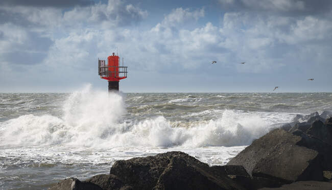 Malerischer Blick auf Wellen am Leuchtturm — Stockfoto