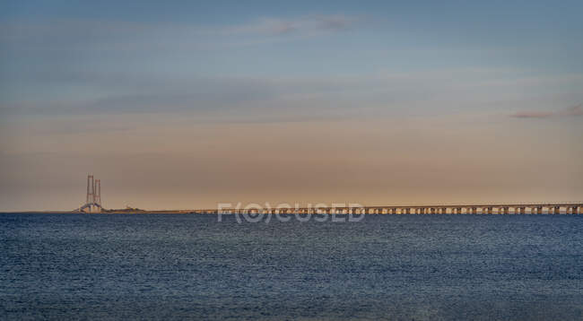 Puente sobre el Gran Cinturón en Dinamarca - foto de stock