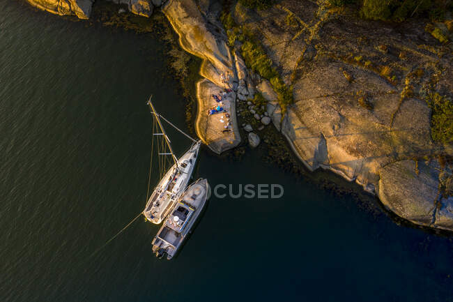 Barcos atracados na ilha no Arquipélago de Estocolmo, Suécia — Fotografia de Stock
