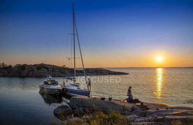 Barcos atracados na ilha no Arquipélago de Estocolmo, Suécia — Fotografia de Stock