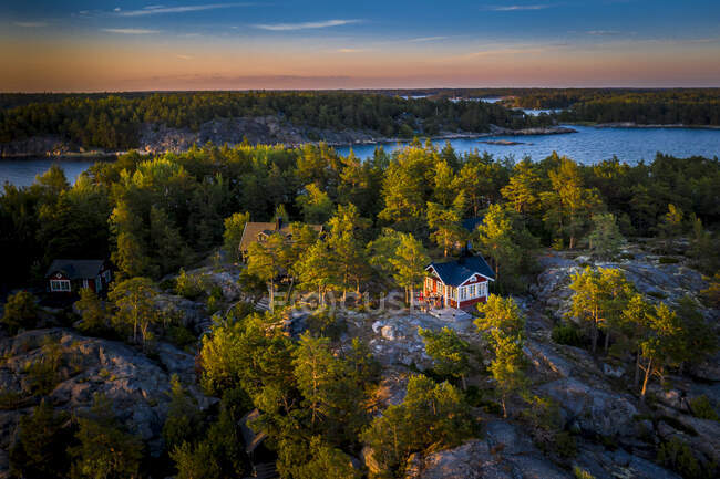 Vue panoramique sur la cabane en forêt — Photo de stock