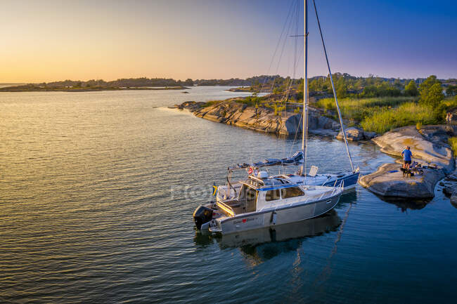 Boats moored at island in Stockholm Archipelago, Sweden — Stock Photo