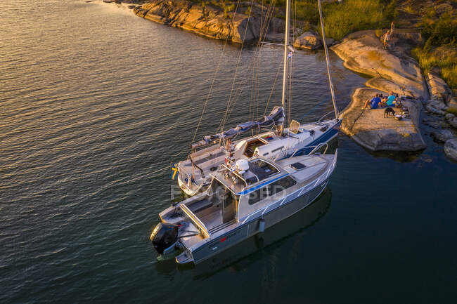 Boote vor Anker auf einer Insel in den Stockholmer Schären, Schweden — Stockfoto