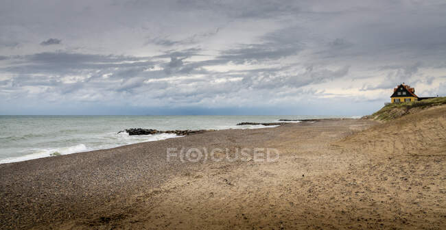 Vista panorámica de las nubes sobre la playa - foto de stock