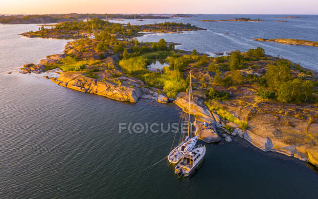 Boats moored at island in Stockholm Archipelago, Sweden — Stock Photo
