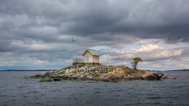 Hütte auf Insel im Meer — Stockfoto