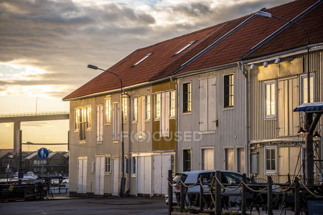 Scenic view of Houses at sunset — Stock Photo