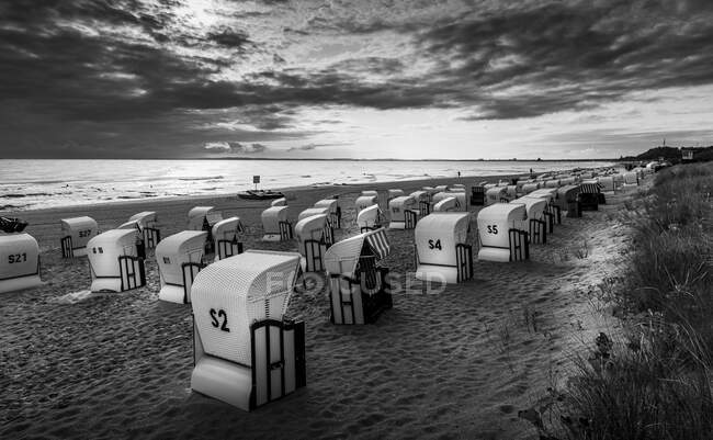Стільці на пляжі Герінгсдорф на заході сонця в Німеччині. — стокове фото