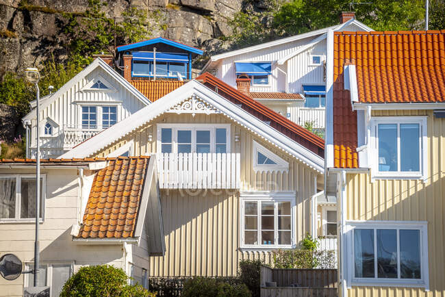 Scenic view of Houses by cliff — Stock Photo