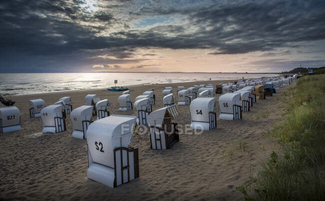 Cadeiras na praia Heringsdorf ao pôr do sol na Alemanha — Fotografia de Stock
