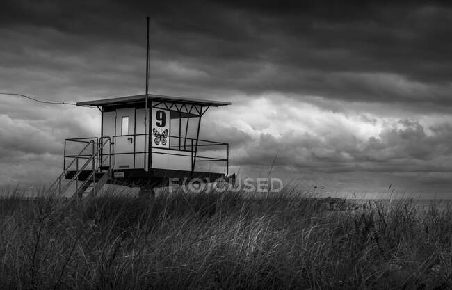 Lifeguard station above sand dunes on beach — Stock Photo