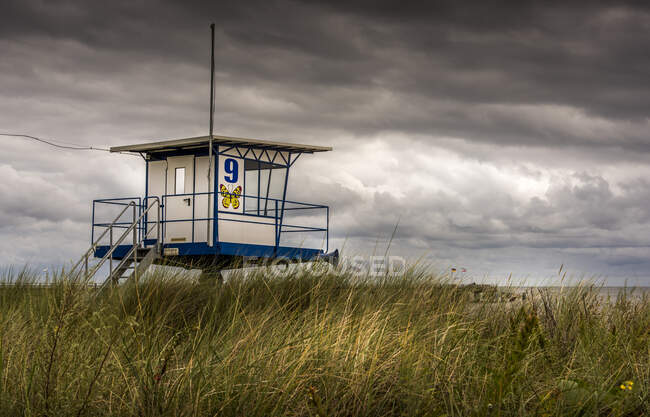Спасательная станция над песчаными дюнами на пляже — стоковое фото
