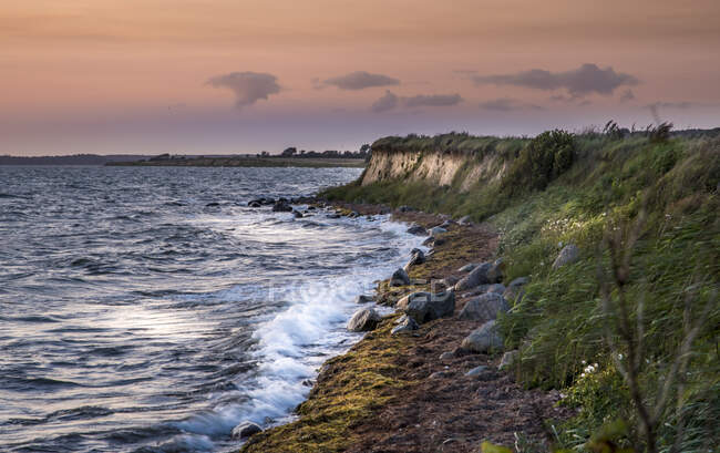 Мальовничий вид на берегову лінію на заході сонця — стокове фото