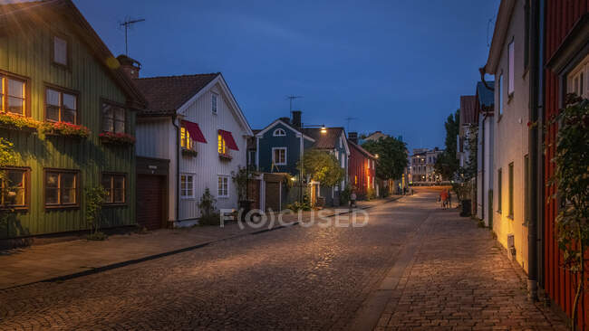 Maisons dans la rue la nuit — Photo de stock