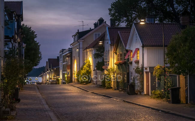 Дома на улице ночью — стоковое фото