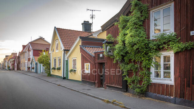 Vista panorámica de casas en la calle - foto de stock