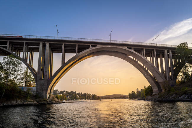 Ponte Skurubron ao pôr do sol em Nacka, Suécia — Fotografia de Stock