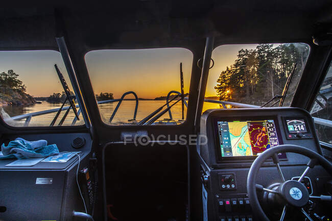 Cockpit du bateau au coucher du soleil — Photo de stock
