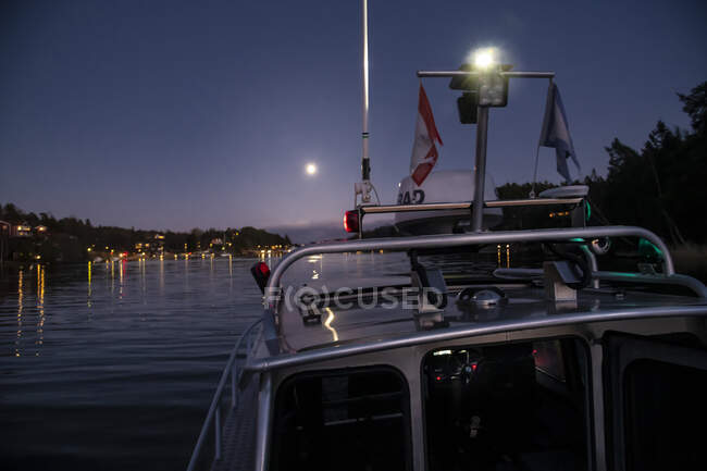 Barca in mare di notte — Foto stock