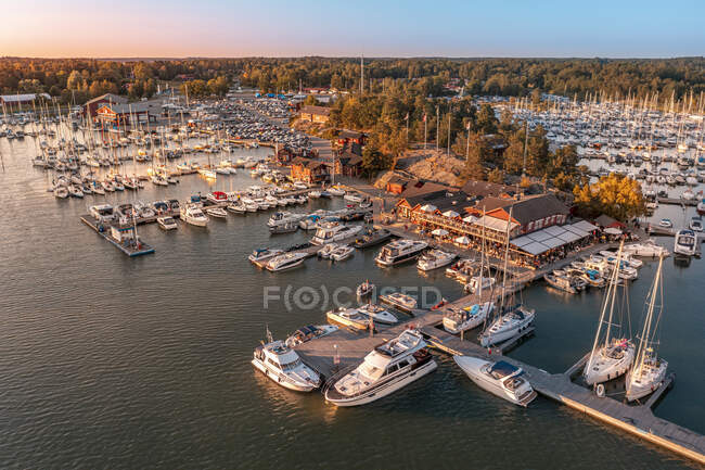 Boote in der Marina bei Sonnenuntergang — Stockfoto
