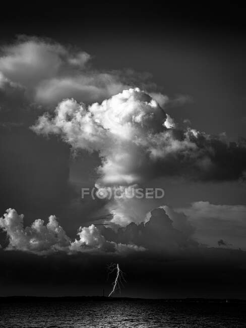 Gewitter über dem Meer — Stockfoto