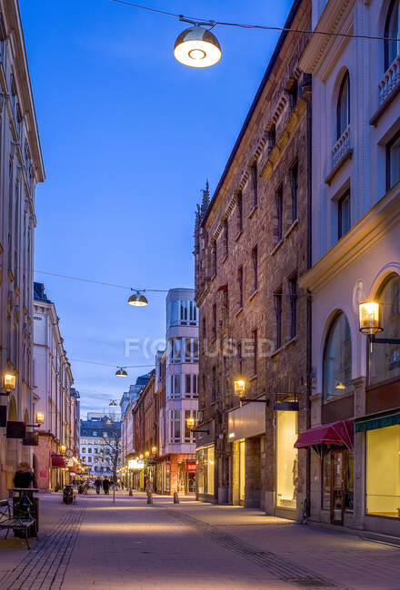 Улица на закате в Стокгольме, Швеция — стоковое фото