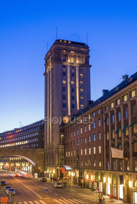 Rue au coucher du soleil à Stockholm, Suède — Photo de stock