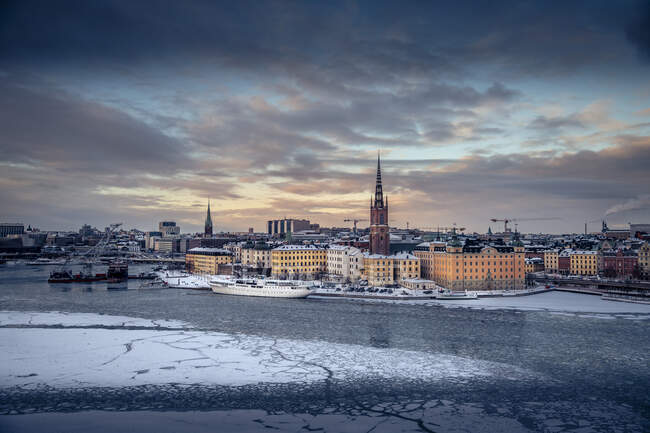 Paisaje urbano de Estocolmo, Suecia al atardecer - foto de stock
