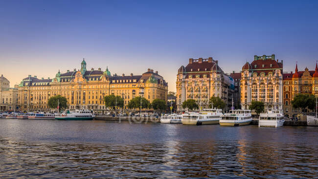 Edifícios e barcos no porto de Estocolmo, Suécia — Fotografia de Stock