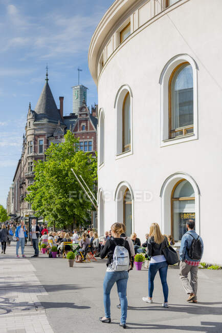 Пешеходы на городской улице Хельсинки, Финляндия — стоковое фото