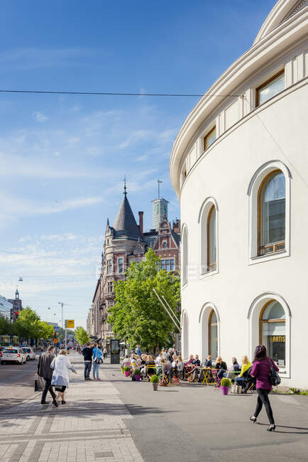 Piétons dans la rue de la ville à Helsinki, Finlande — Photo de stock