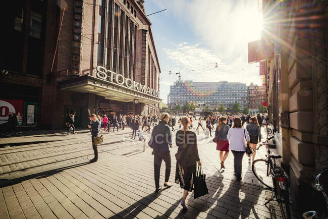 Pedestres na rua em Helsinki, Finlândia — Fotografia de Stock