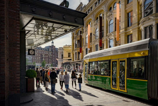 Pedoni e tram in strada a Helsinki, Finlandia — Foto stock