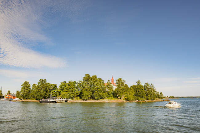 Barche e foresta sul lago di Helsinki, Finlandia — Foto stock