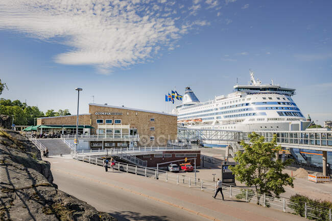 Круизное судно в аэропорту Хельсинки, Финляндия — стоковое фото