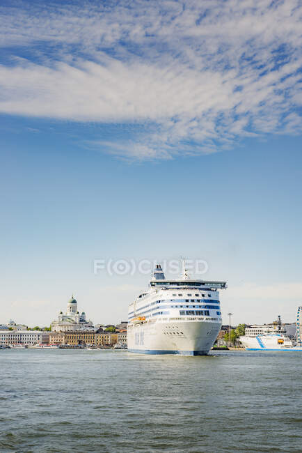 Crucero en terminal en Helsinki, Finlandia - foto de stock
