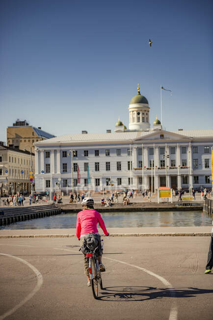 Cycliste dans la rue à Helsinki, Finlande — Photo de stock