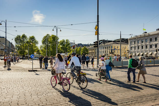 Peatones en la calle en Helsinki, Finlandia - foto de stock