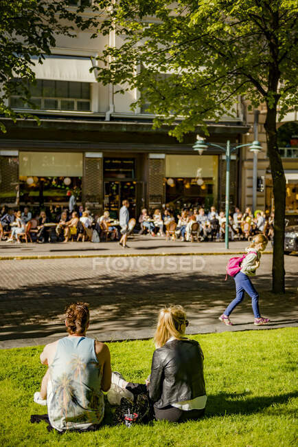 Fußgänger auf der Straße in Helsinki, Finnland — Stockfoto