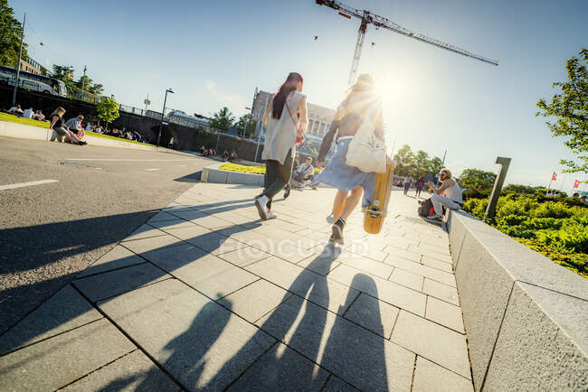 Peatones en la calle de la ciudad en Helsinki, Finlandia - foto de stock