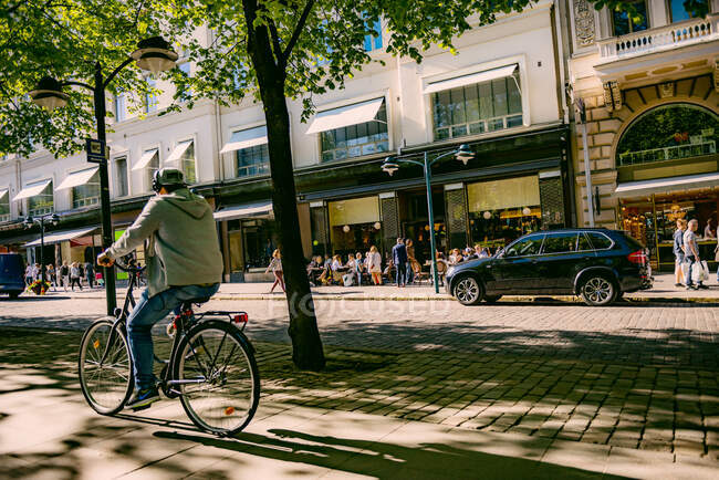 Peatones en la calle de la ciudad en Helsinki, Finlandia - foto de stock