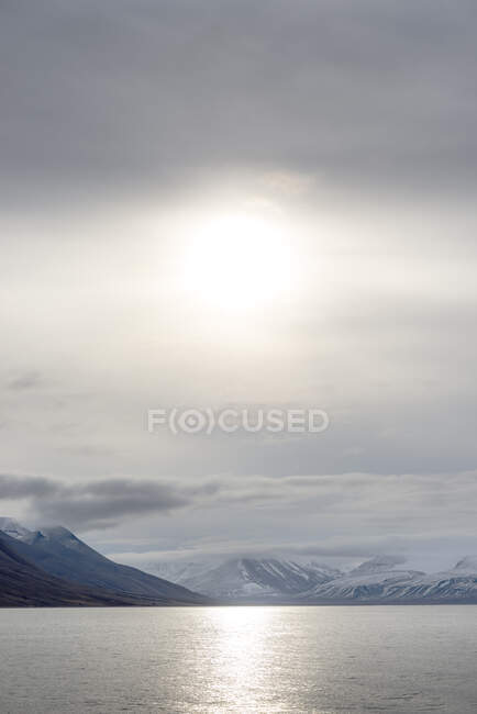 Sonnenuntergang über schneebedeckten Bergen und dem Meer in Spitzbergen, Norwegen — Stockfoto