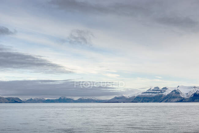 Montañas nevadas y mar en Svalbard, Noruega - foto de stock