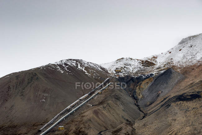Mina en la montaña en Svalbard, Noruega - foto de stock