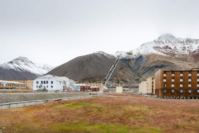 Mina en la montaña en Svalbard, Noruega - foto de stock