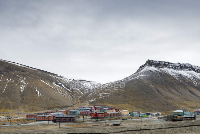 Village by mountains in Svalbard, Norway — Stock Photo