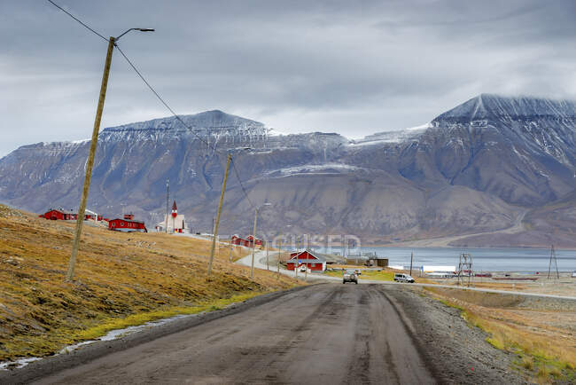 Strada per le montagne e il villaggio in Svalbard, Norvegia — Foto stock