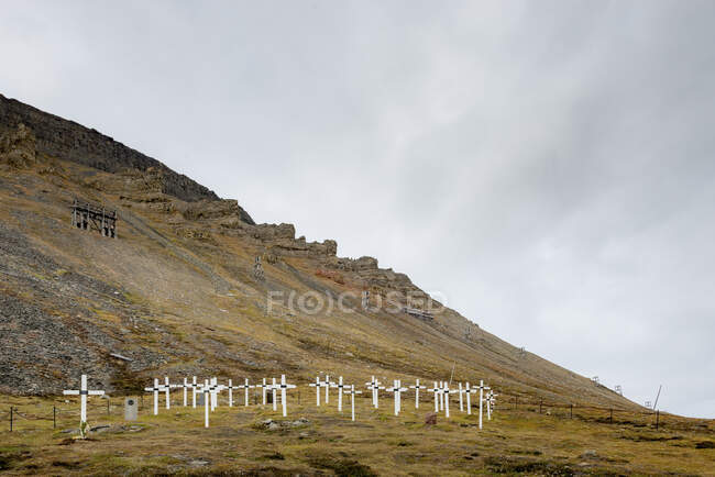 Grave markers by hill in Svalbard, Norway — стокове фото
