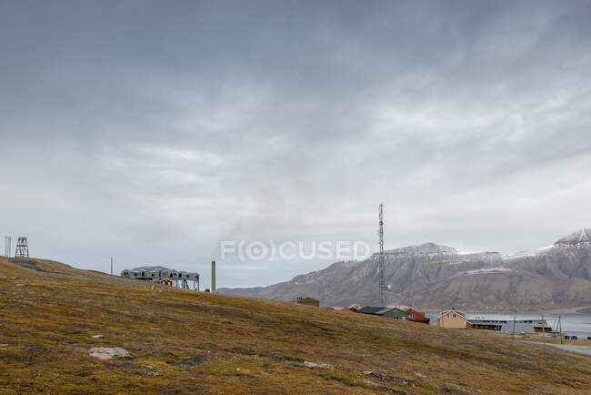 Pueblo minero en la montaña en Svalbard, Noruega - foto de stock