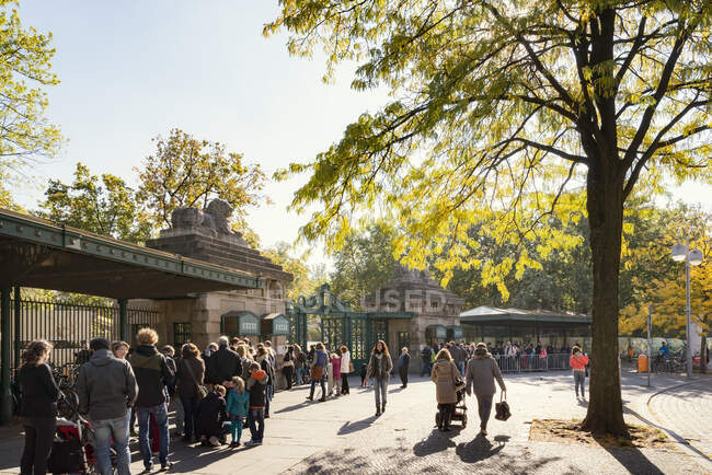 Visitatori dello zoo di Berlino in Germania — Foto stock